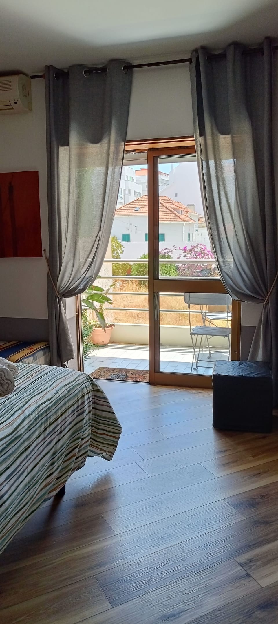 Quarto de casal com closet e varanda 