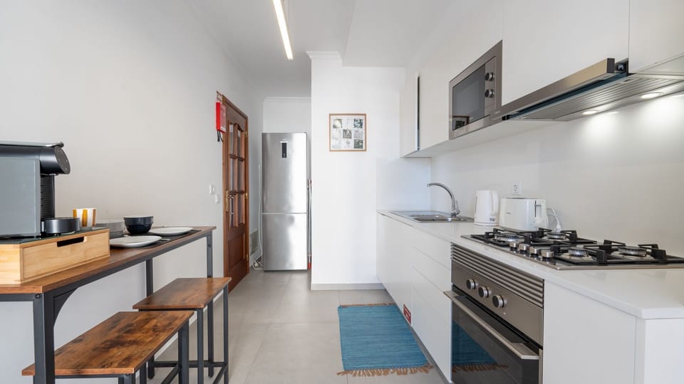 Fully equipped modern kitchen with clean lines and practical layout, perfect for preparing home-cooked meals during your stay in Funchal.
#EquippedKitchen #CityApartment #Madeira #LovelyStay
