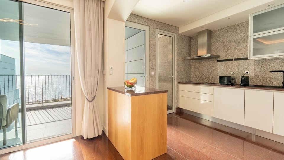 Fully equipped for effortless stays.
Cook, dine, and feel at home in this modern kitchen at Bogi’s APT.
#HomeAwayFromHome #Madeira #LovelyStay #ModernKitchen