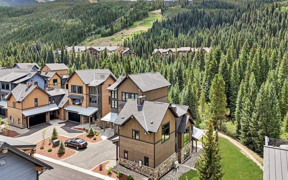 Sky view- Within feet of the slopes!  