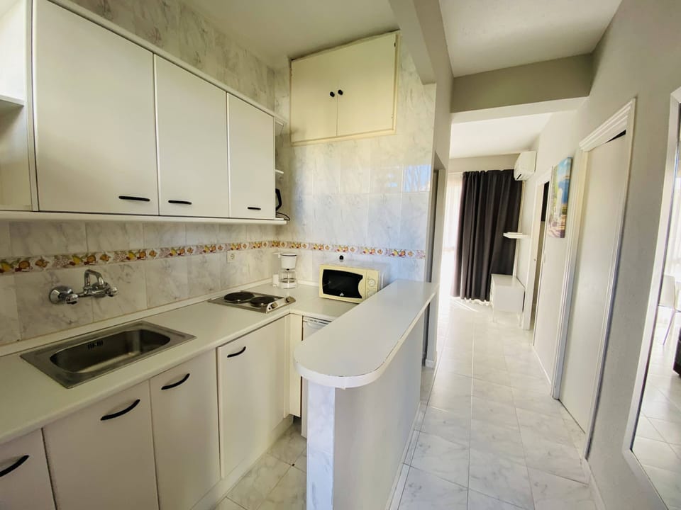 Family Apartment, Partial Sea View | Private kitchen