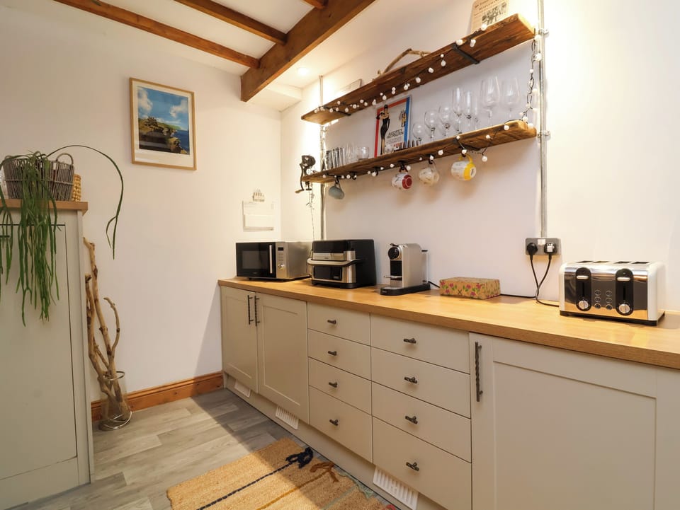 Cottage | Private kitchen | Fridge, microwave, dishwasher, toaster