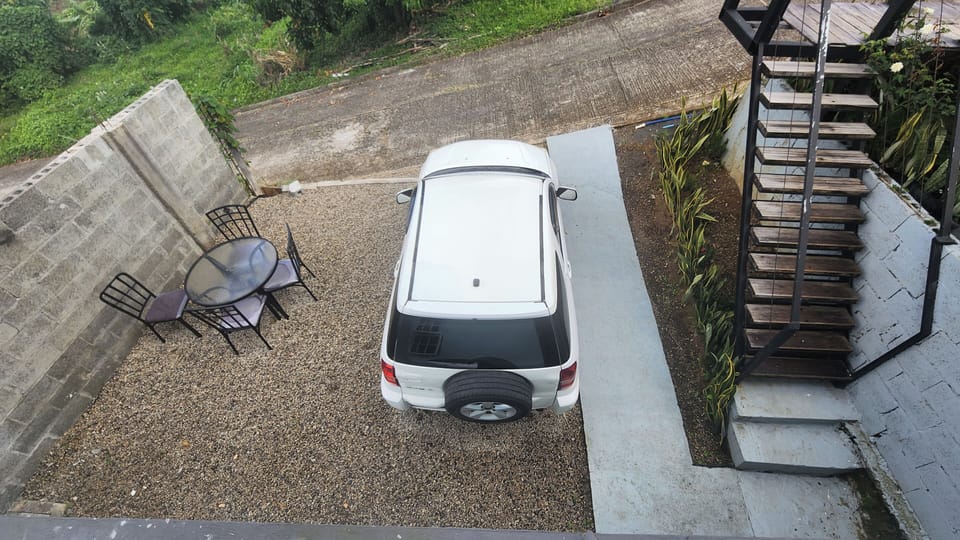 Use this area only if you are driving an all-wheel-drive vehicle or a small SUV