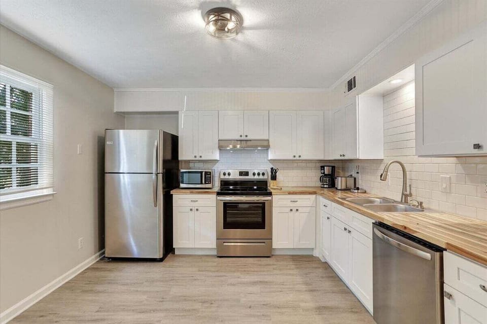 Whip up delicious meals with ease in the spacious kitchen, equipped with stainless steel appliances and all the essentials for your culinary creations!