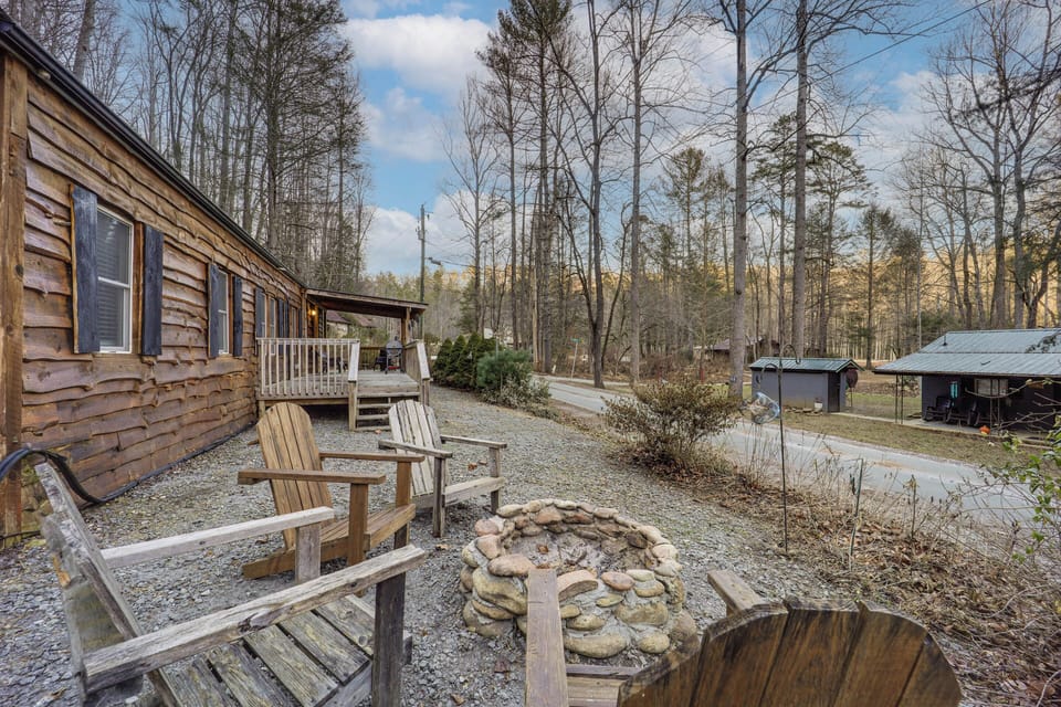 Collettsville Vacation Rental | 2BR | 1BA | 1,300 Sq Ft | 4 Steps to Enter