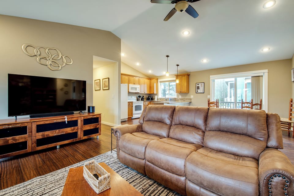 Living Area | TV | Gas Fireplace | Board Games