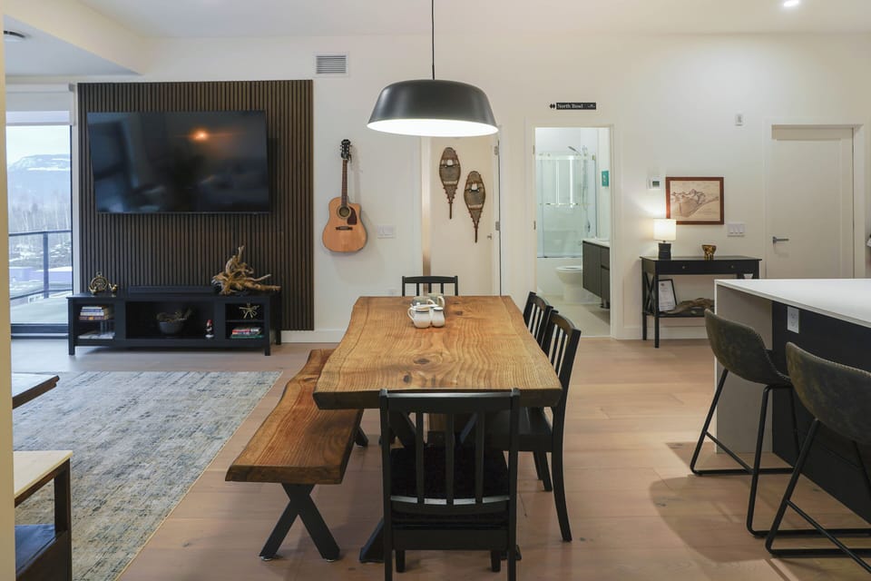 Mackenzie Mountain Hop (Unit 2403) | In-room dining