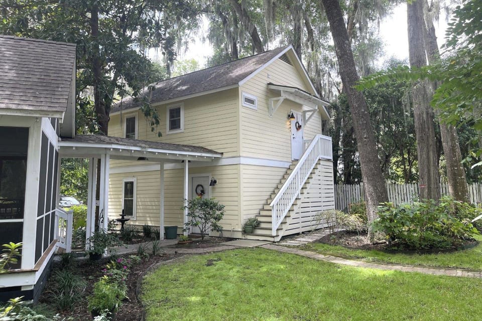 Apartment Exterior | Driveway Parking (2 Vehicles)