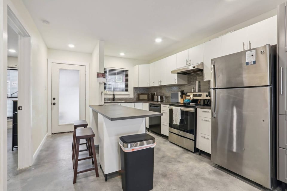 Full kitchen with additional bar seating for 2 at the kitchen counter
