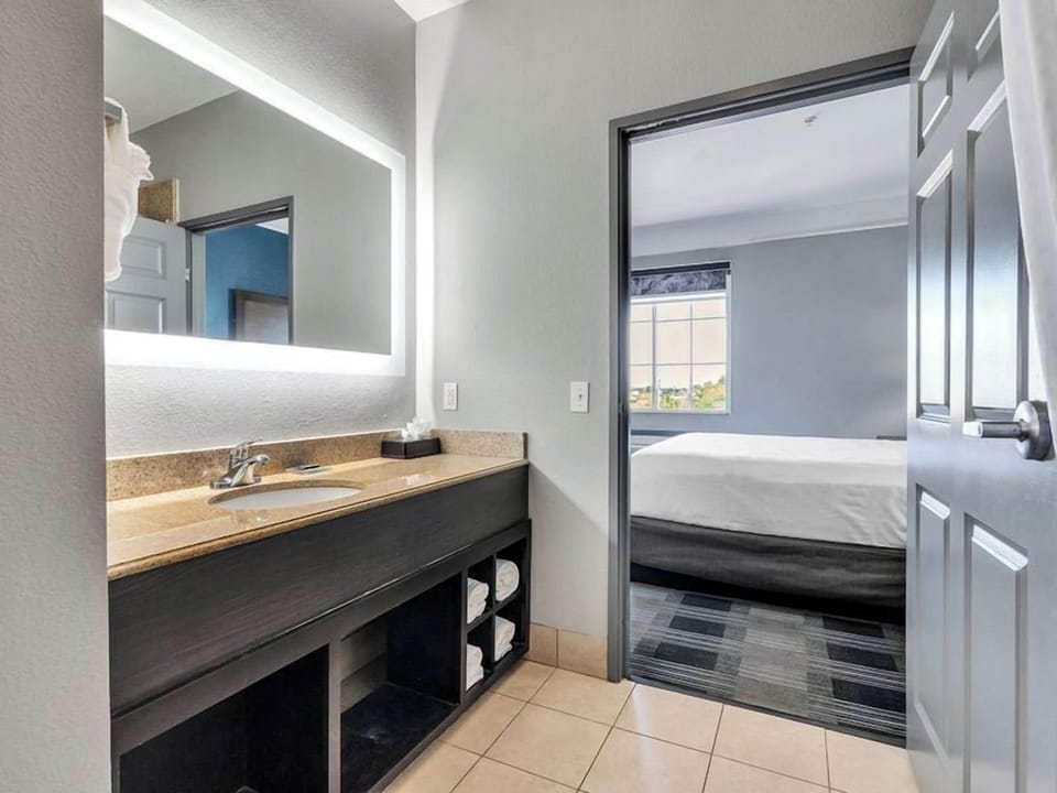 Combined shower/tub, free toiletries, hair dryer, towels