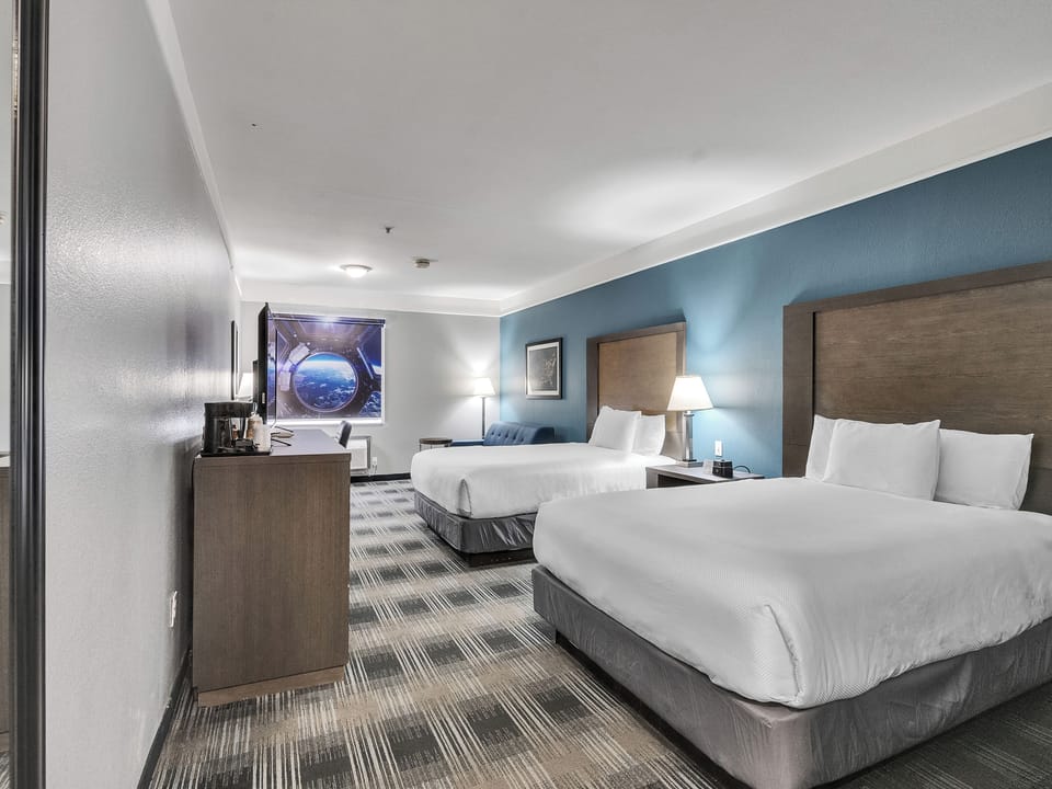 Premium bedding, desk, iron/ironing board, WiFi (free)