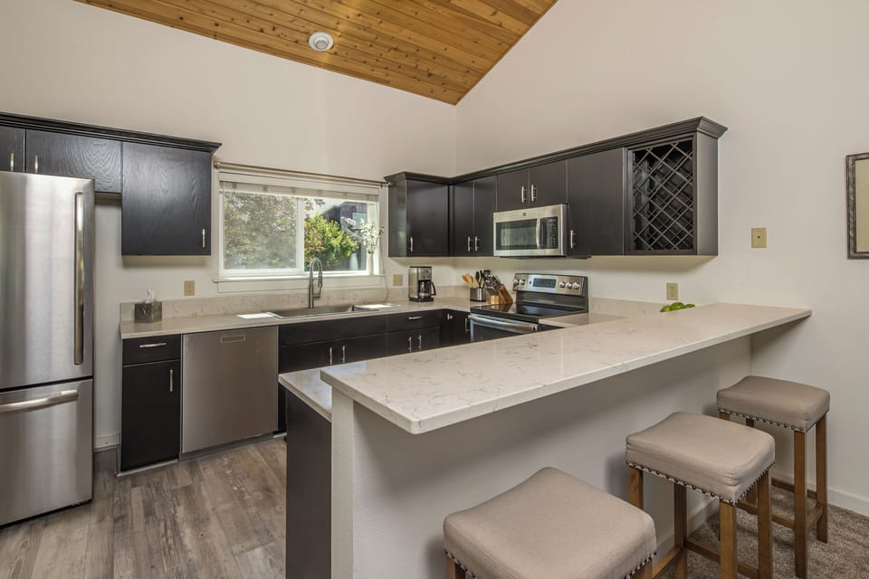 Fully equipped kitchen for all your culinary creations | Main Level