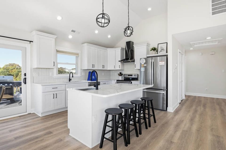 Top-Level Kitchen with Bar (seats 4)