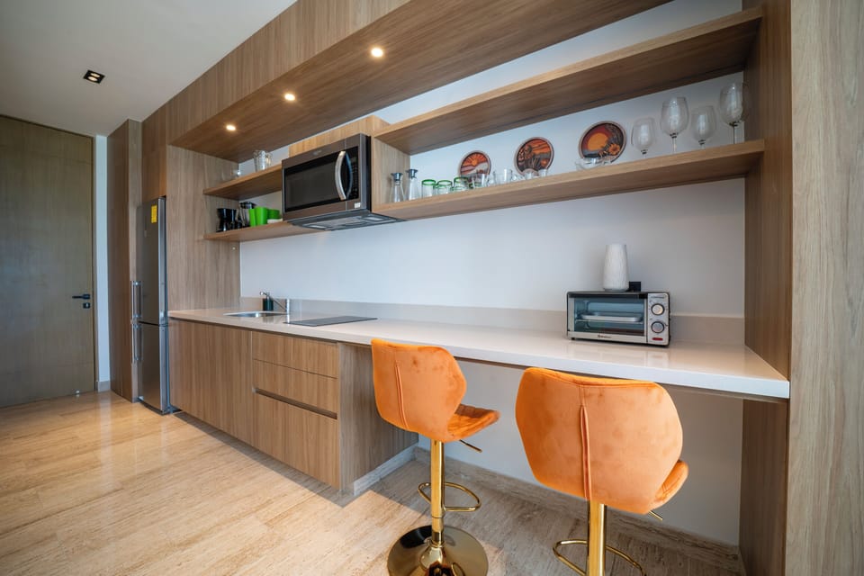 Luxury Apartment, City View | Private kitchen