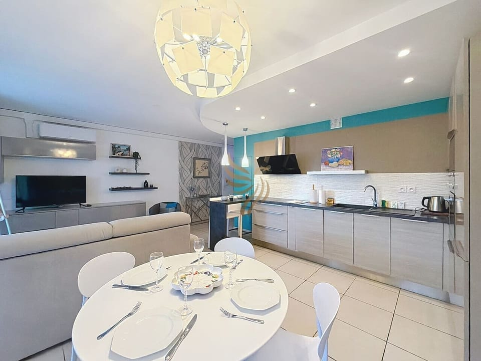 Espace repas lumineux, parfait pour les diners en famille.