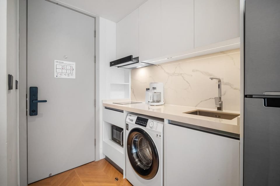Apartment (0 Bedroom) | Private kitchen | Microwave, highchair