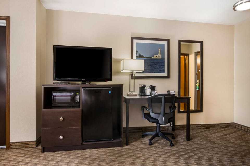 Standard Room, 1 Queen Bed, Non Smoking, Refrigerator | Desk, laptop workspace, iron/ironing board, free WiFi