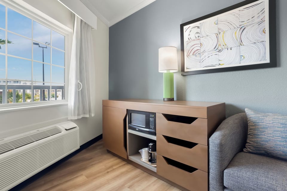 Room, 1 King Bed | In-room safe, desk, iron/ironing board, WiFi (free)