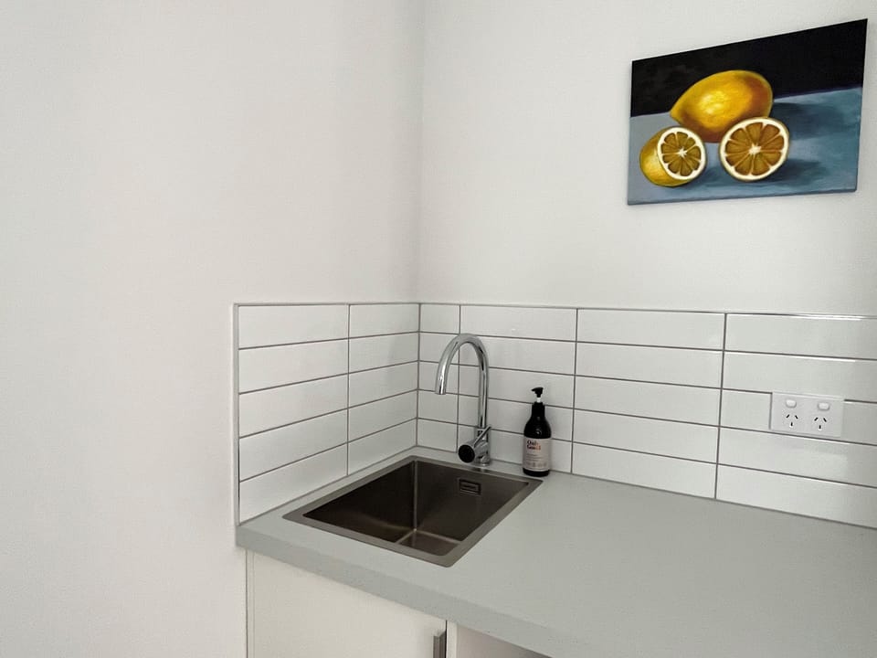 Extra washing up area.