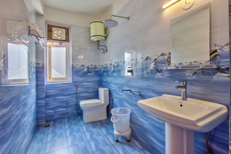 Superior Room | Bathroom | Shower, rainfall showerhead, free toiletries, towels