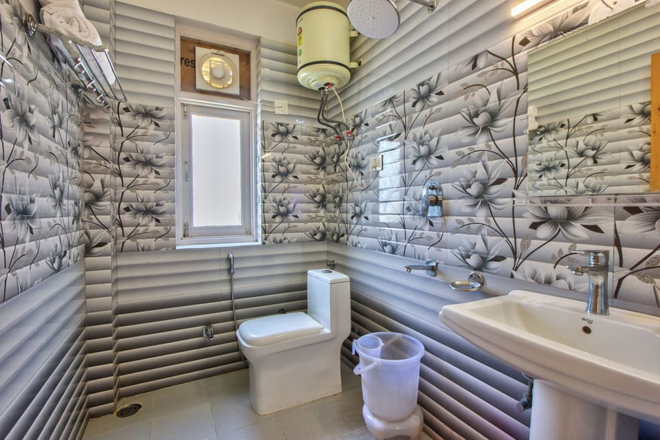 Shower, rainfall showerhead, free toiletries, towels