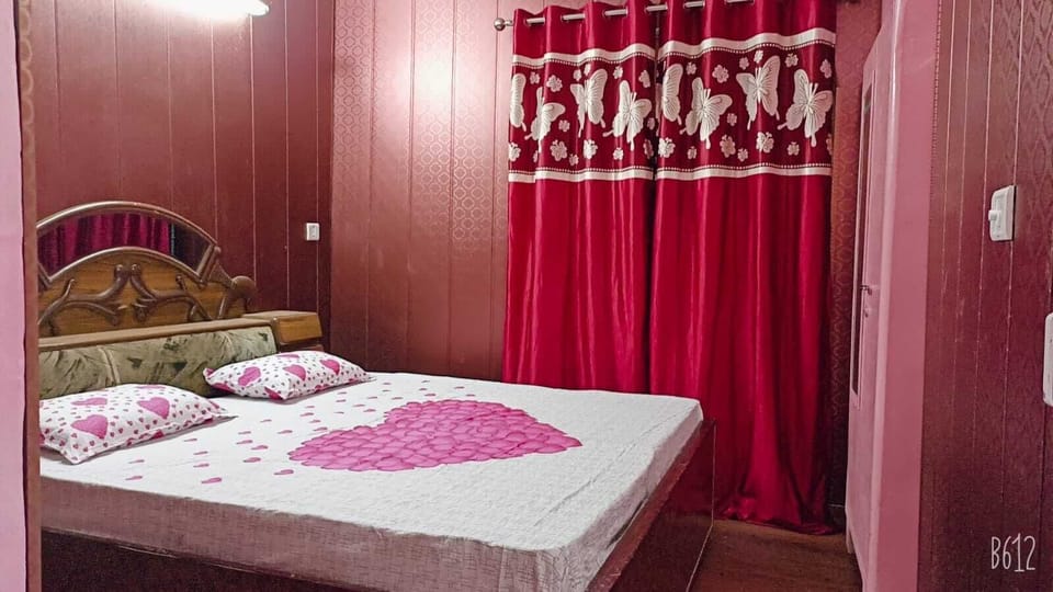 Deluxe Double or Twin Room, Hill View | Living area