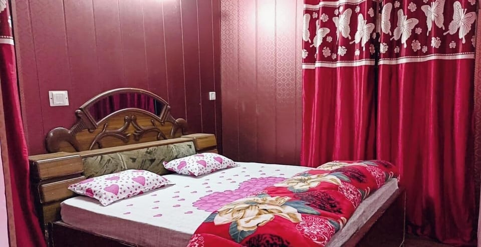 Deluxe Double or Twin Room, Hill View | Living area