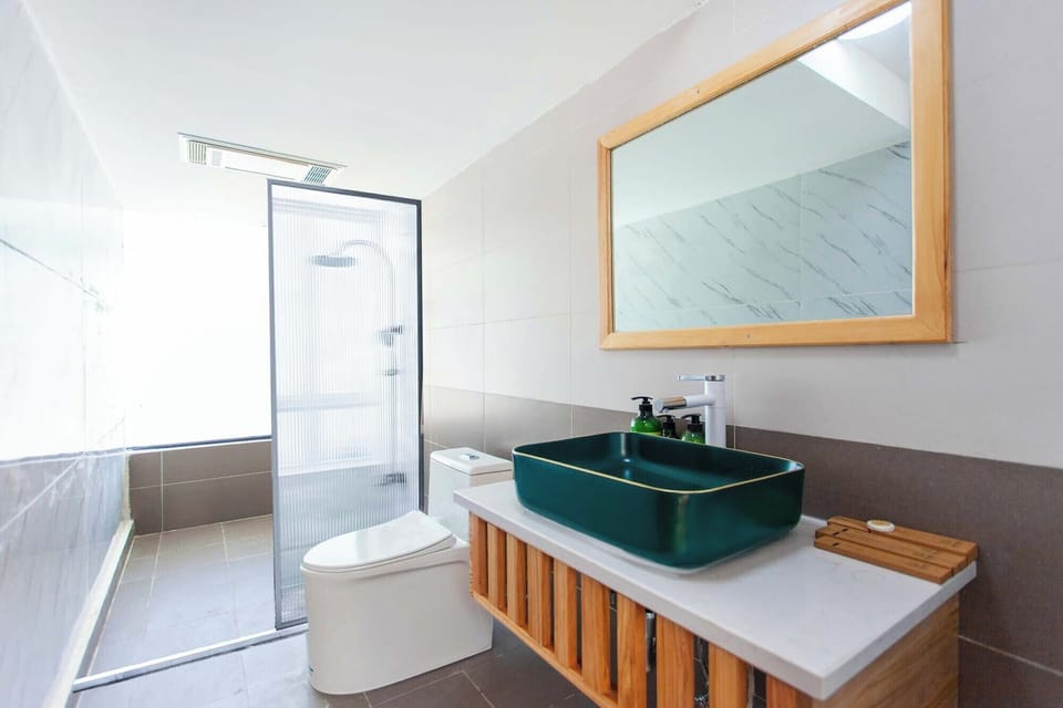 Traditional Suite, Garden View | Bathroom amenities | Free toiletries, bathrobes, slippers, towels