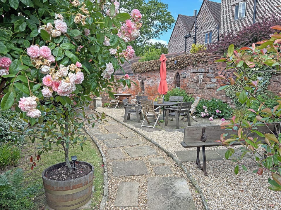 Sitting-out-area | Ye Olde Stone House, Sutton Coldfield