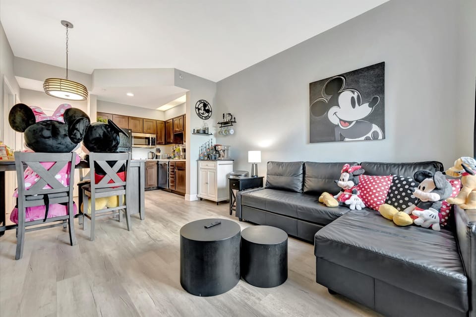 Spacious living and dining area for groups