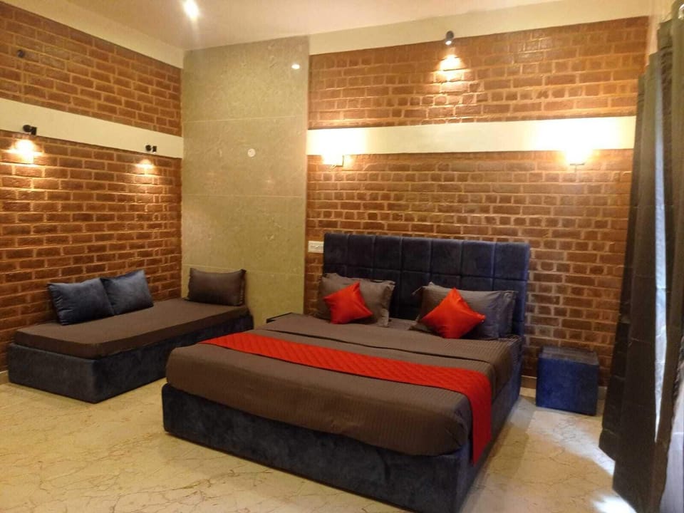 Deluxe Triple Room, Garden View | Blackout drapes, iron/ironing board, free WiFi, bed sheets