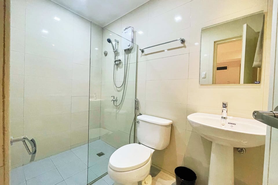 Twin Room | Bathroom | Shower, rainfall showerhead, towels, soap