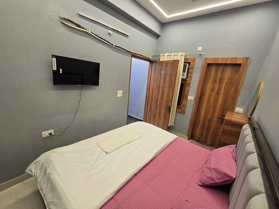 Deluxe Double Room | Premium bedding, soundproofing, iron/ironing board, free WiFi