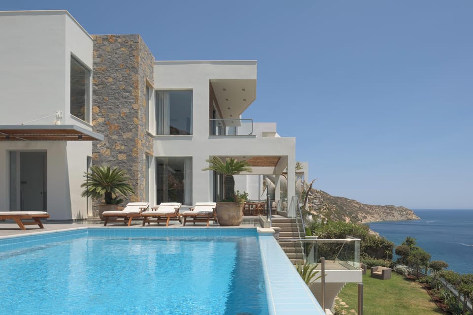 There is a 53 m² swimming pool with a depth ranging from 0.80 to 1.80 metres. The pool can be heated on request