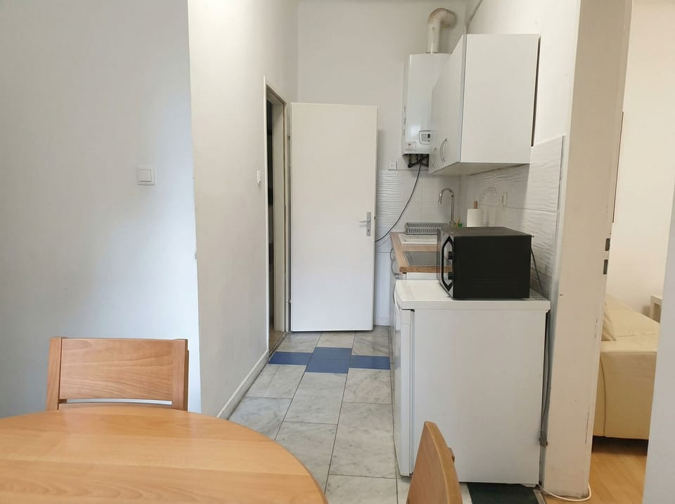 Basic Apartment | Private kitchen | Fridge, microwave, oven, stovetop