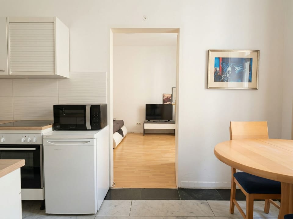 Basic Apartment | Private kitchen | Fridge, microwave, oven, stovetop