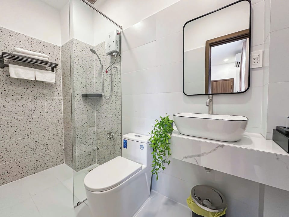 Deluxe Double Room, City View | Bathroom | Shower, hair dryer, slippers, towels