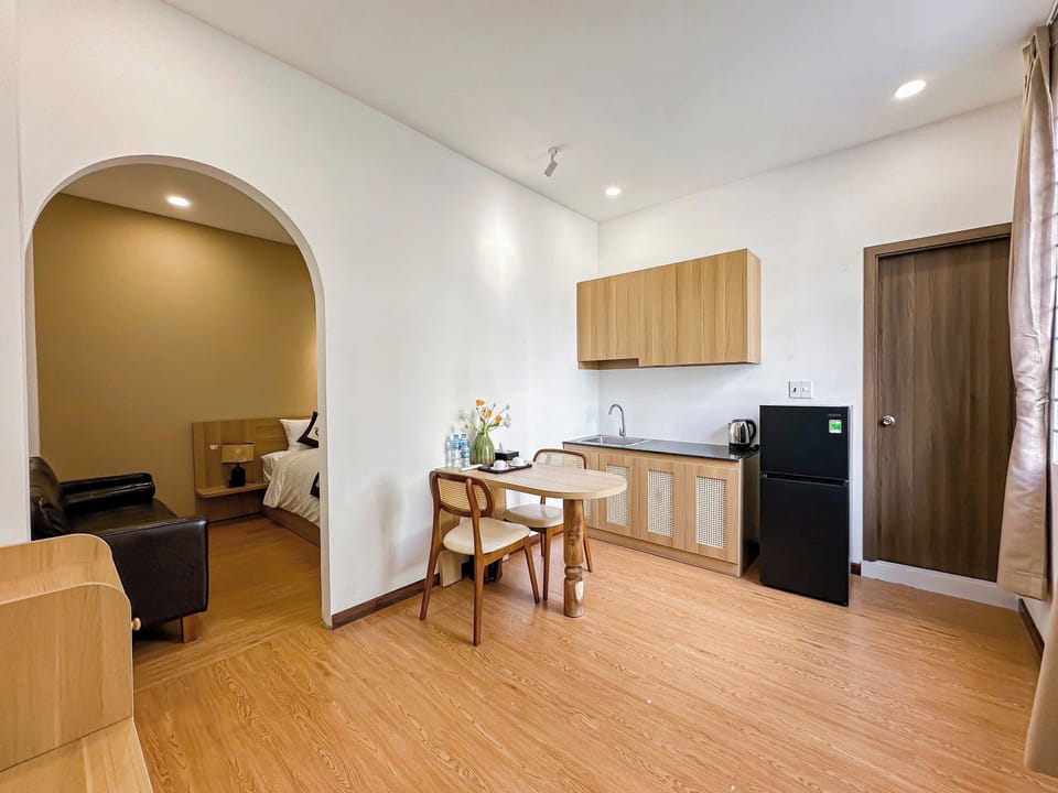 Deluxe Double Room, City View | Living area