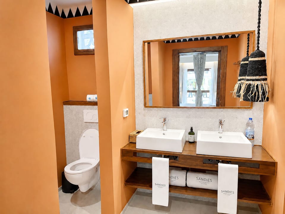 Junior Suite | Bathroom | Shower, free toiletries, bidet, towels