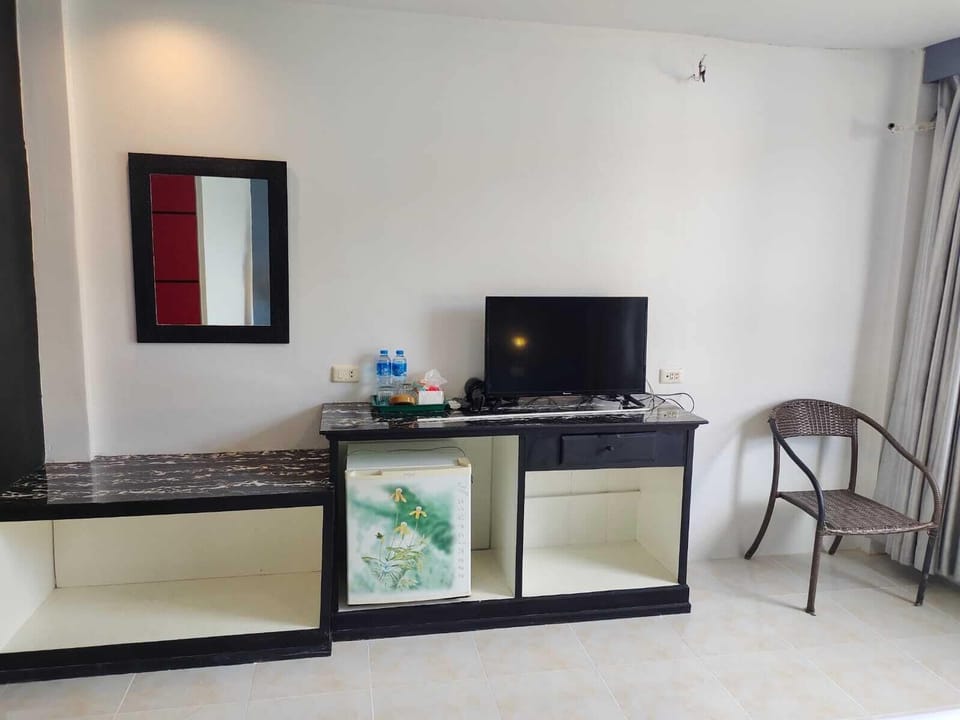 Standard Twin Room | In-room safe, desk, laptop workspace, free WiFi