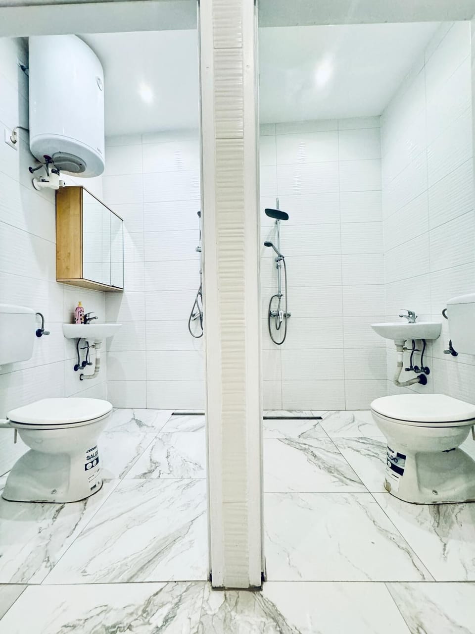 Basic Apartment | Bathroom | Shower, free toiletries, hair dryer, towels