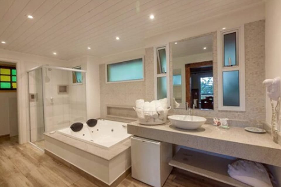 Chale Superior (Refugio 13) | Bathroom | Free toiletries, towels