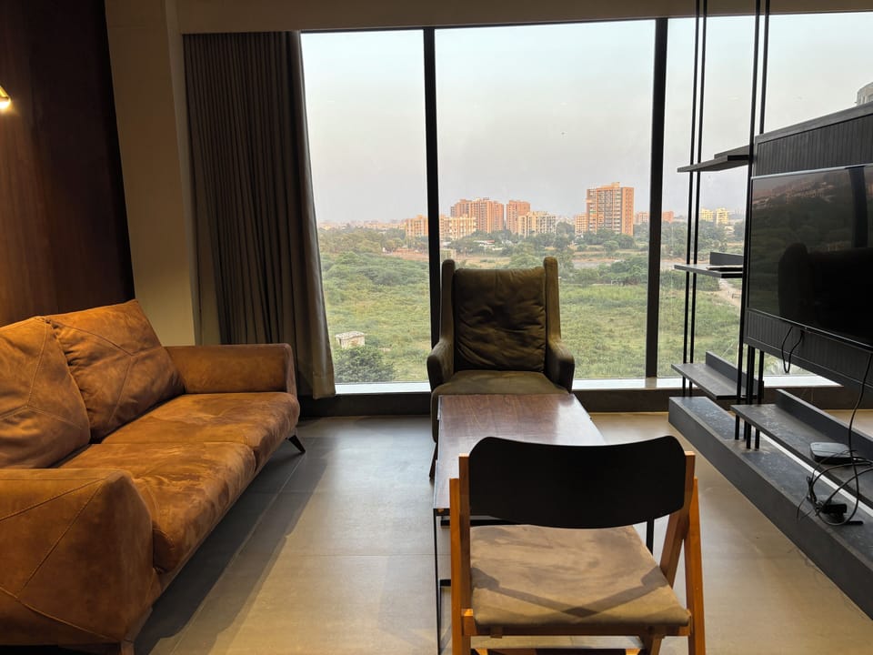 Luxury Room | Egyptian cotton sheets, premium bedding, memory foam beds, desk