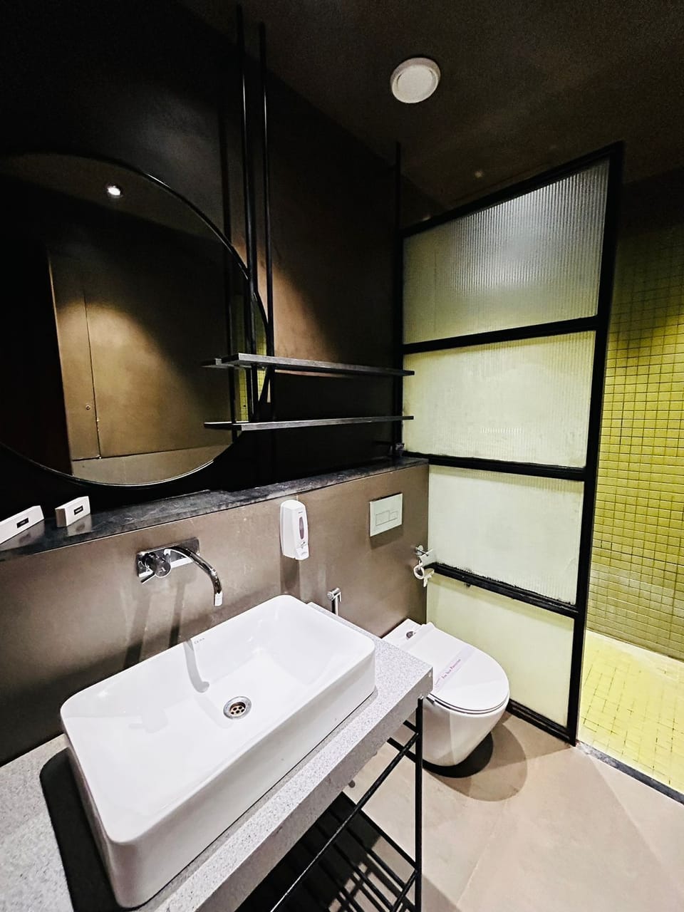 Shower, rainfall showerhead, free toiletries, slippers