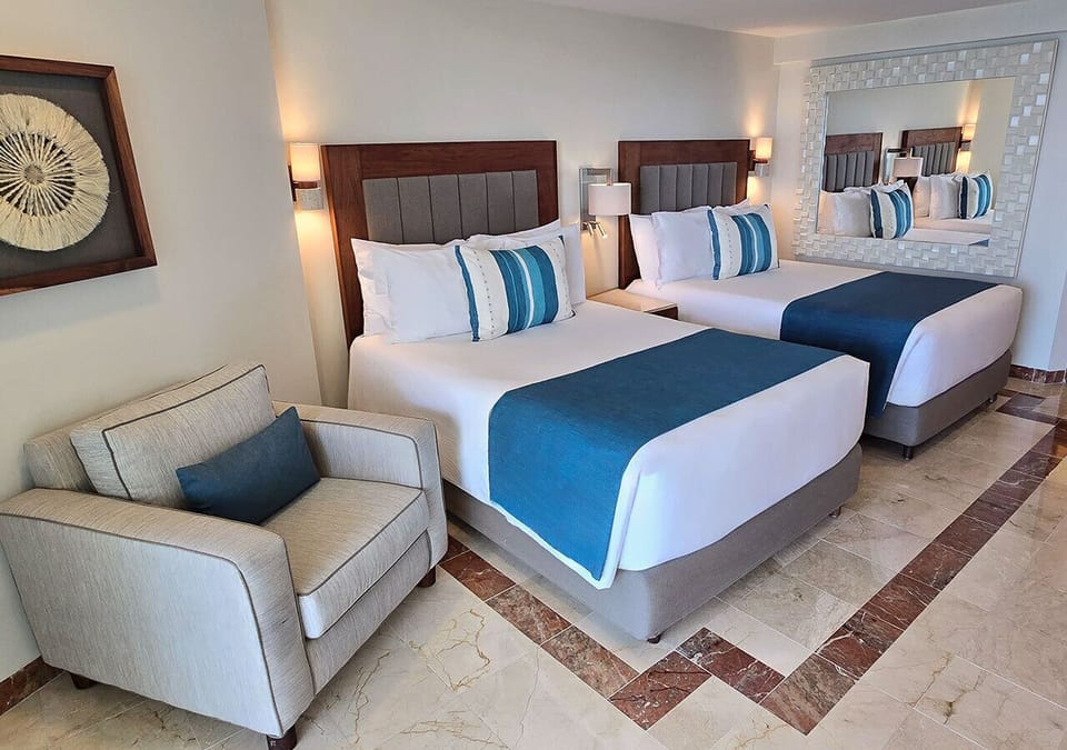 Deluxe Superior Ocean View | Minibar (some free items), in-room safe, desk, blackout drapes