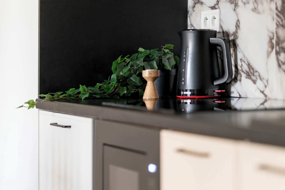 Detailed kitchen countertop with modern finishes and practical kitchen accessories.