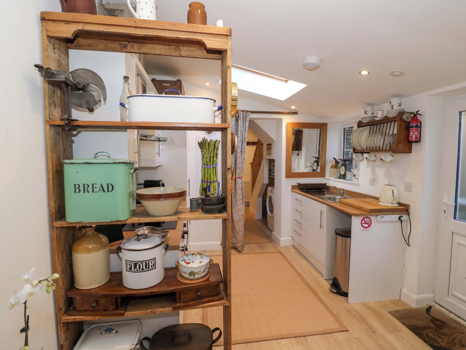 Cookware/dishes/utensils