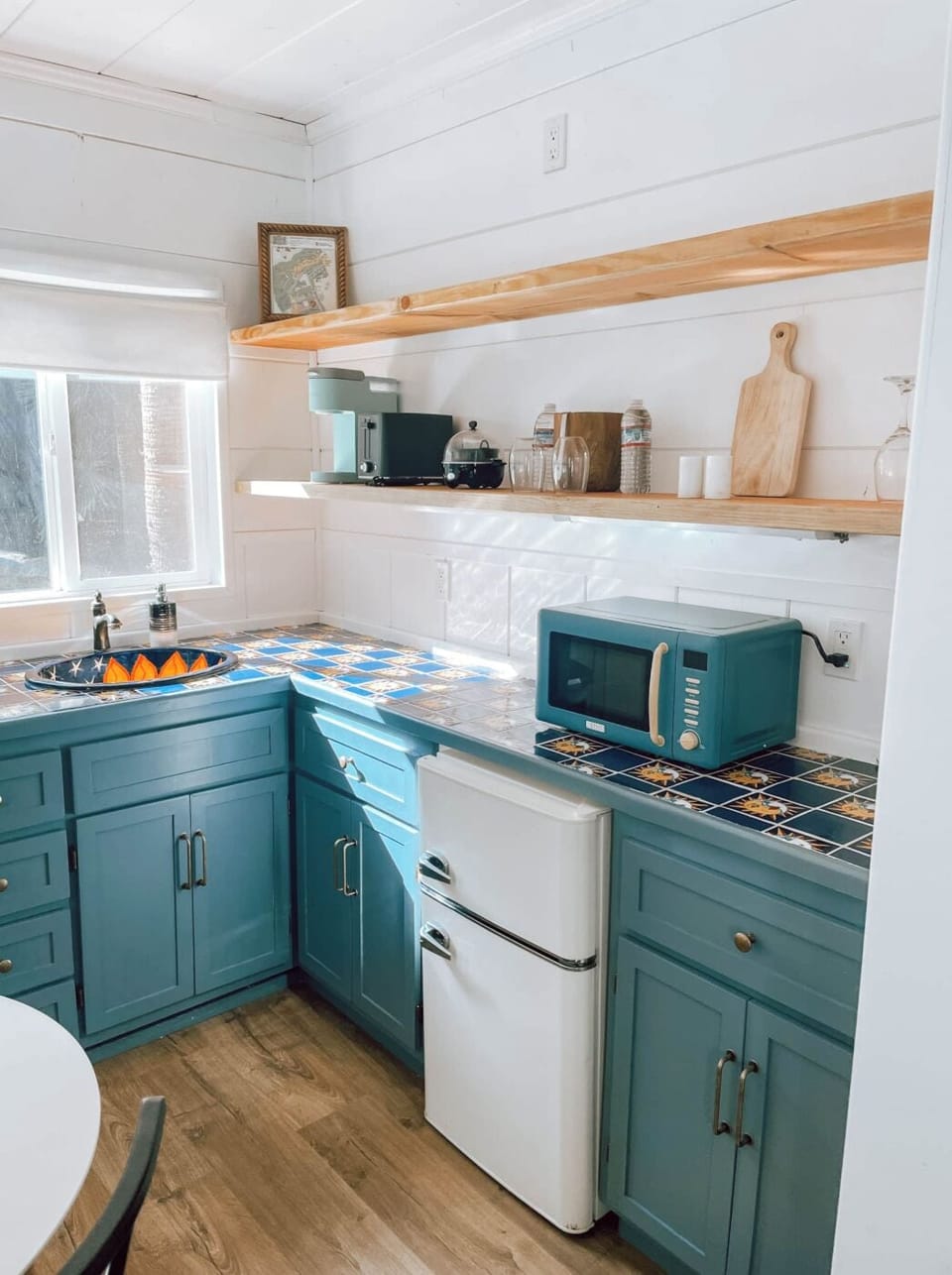 Bluebird Cottage | Private kitchenette | Microwave, coffee/tea maker, toaster, cookware/dishes/utensils