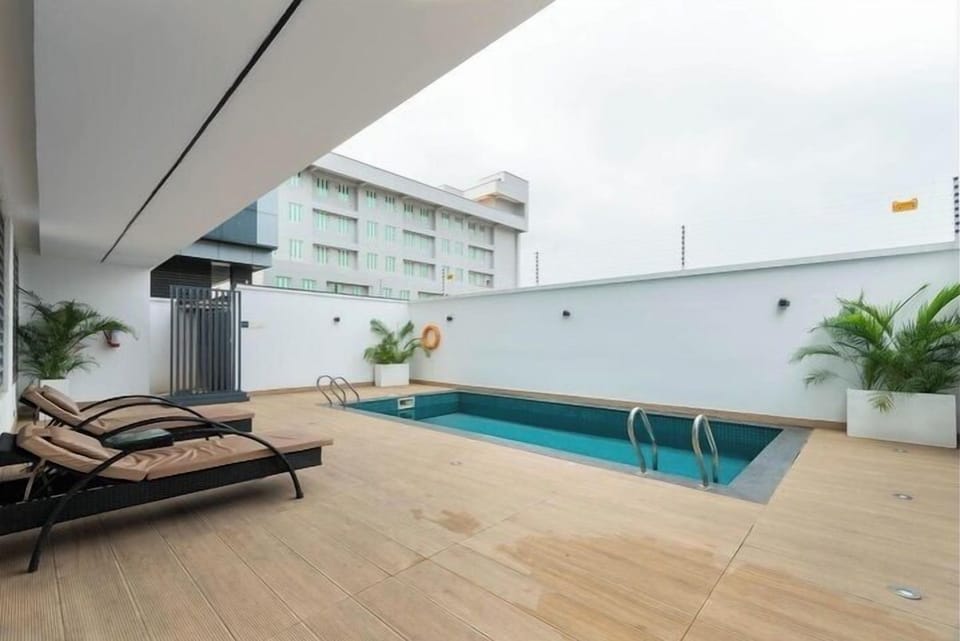 Swim-up bar