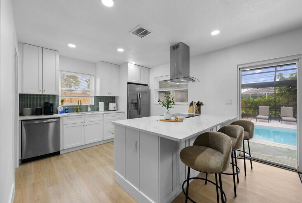 Kitchen/Bar Area